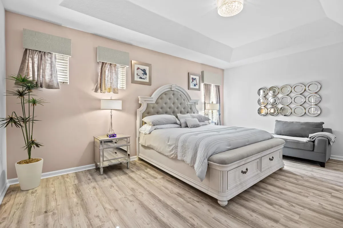 Bedroom 3 — king suite