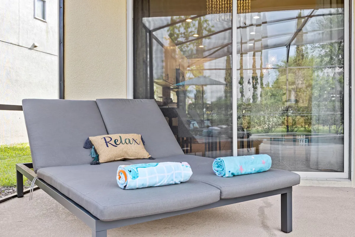 Relaxing double lounger on the villa lanai